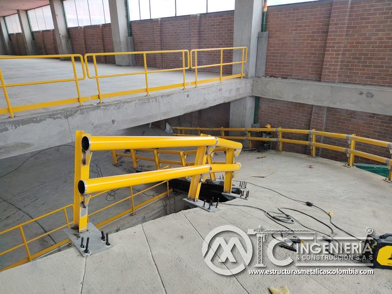 Pintura de barandas y señalización para rampas vehiculares seguridad en Bogotá, Colombia. Montajes, Ingeniería y Construcción MIC SAS.