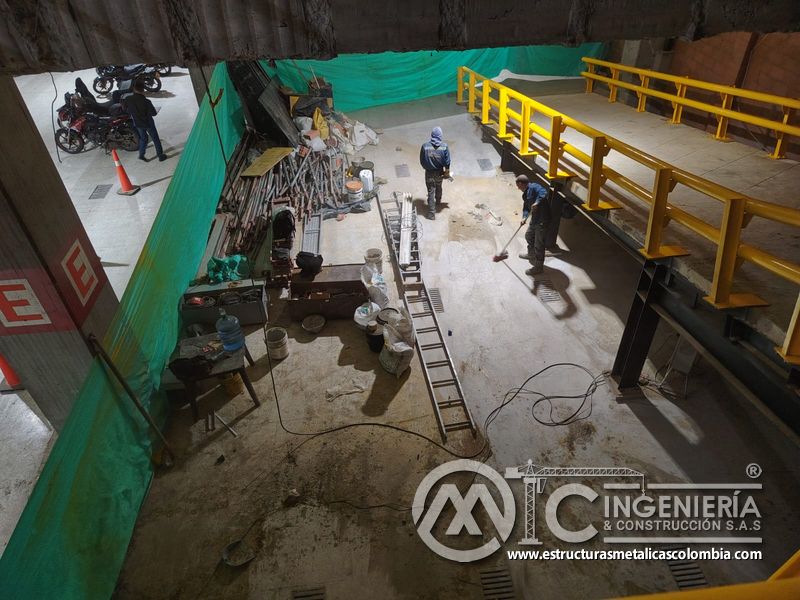Pintura de barandas y señalización para rampas vehiculares seguridad en Bogotá, Colombia. Montajes, Ingeniería y Construcción MIC SAS.