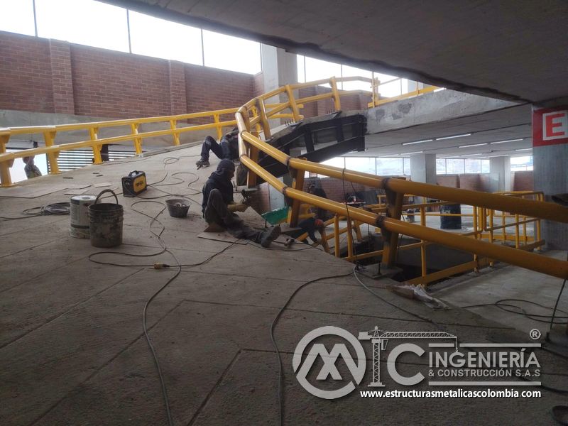 Pintura de barandas y señalización para rampas vehiculares seguridad en Bogotá, Colombia. Montajes, Ingeniería y Construcción MIC SAS.