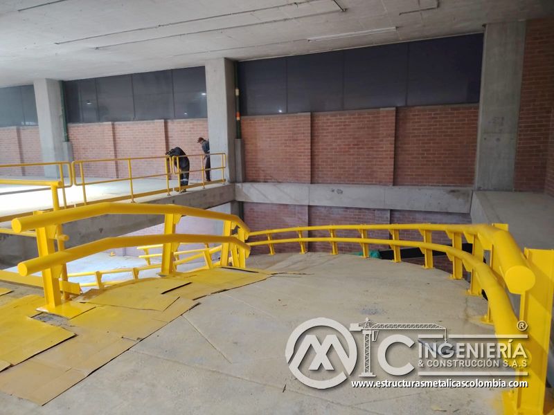 Rampas vehiculares terminadas con pasamanos y seguridad acceso edificio en Bogotá, Colombia. Montajes, Ingeniería y Construcción MIC SAS.