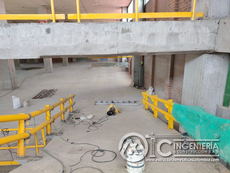 Rampas vehiculares terminadas con pasamanos y seguridad acceso edificio en Bogotá, Colombia. Montajes, Ingeniería y Construcción MIC SAS.