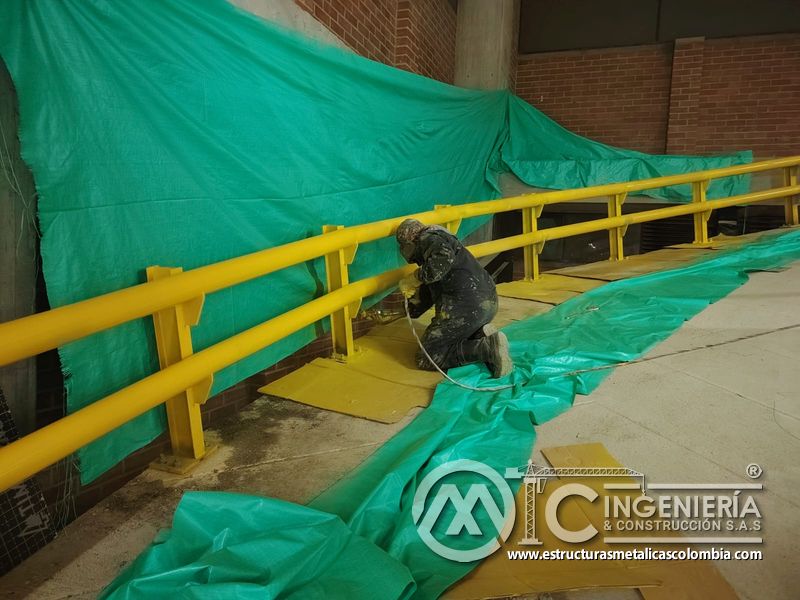 Rampas vehiculares terminadas con pasamanos y seguridad comercial en Bogotá, Colombia. Montajes, Ingeniería y Construcción MIC SAS.