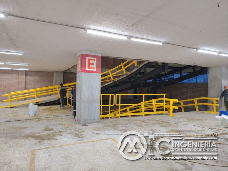 Rampas vehiculares terminadas con pasamanos y seguridad comercial en Bogotá, Colombia. Montajes, Ingeniería y Construcción MIC SAS.