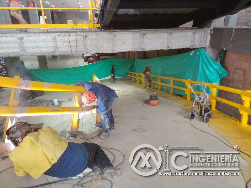 Rampas vehiculares terminadas con pasamanos y seguridad comercial en Bogotá, Colombia. Montajes, Ingeniería y Construcción MIC SAS.