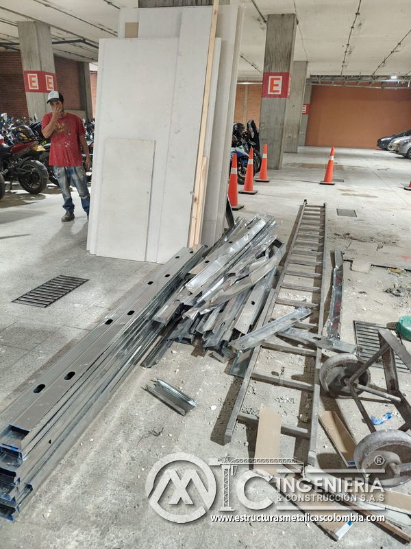 Rampas vehiculares terminadas con pasamanos y seguridad concreto acceso en Bogotá, Colombia. Montajes, Ingeniería y Construcción MIC SAS.