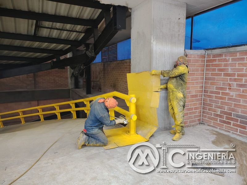 Rampas vehiculares terminadas con pasamanos y seguridad concreto acceso en Bogotá, Colombia. Montajes, Ingeniería y Construcción MIC SAS.