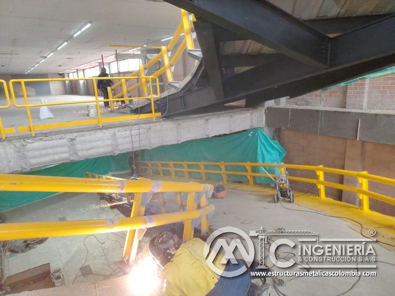 Rampas vehiculares terminadas con pasamanos y seguridad concreto acceso en Bogotá, Colombia. Montajes, Ingeniería y Construcción MIC SAS.