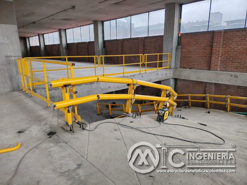 Rampas vehiculares terminadas con pasamanos y seguridad parqueadero en Bogotá, Colombia. Montajes, Ingeniería y Construcción MIC SAS.