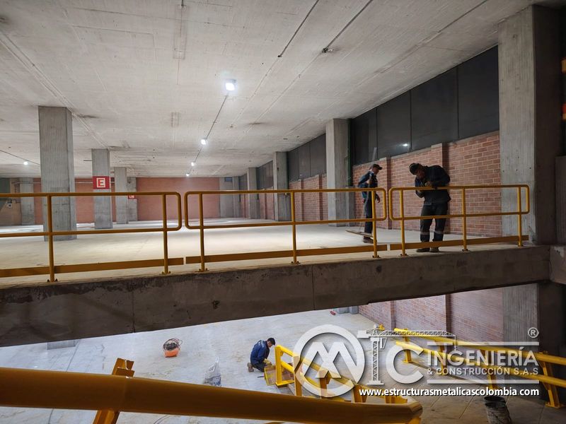 Rampas vehiculares terminadas con pasamanos y seguridad parqueadero en Bogotá, Colombia. Montajes, Ingeniería y Construcción MIC SAS.