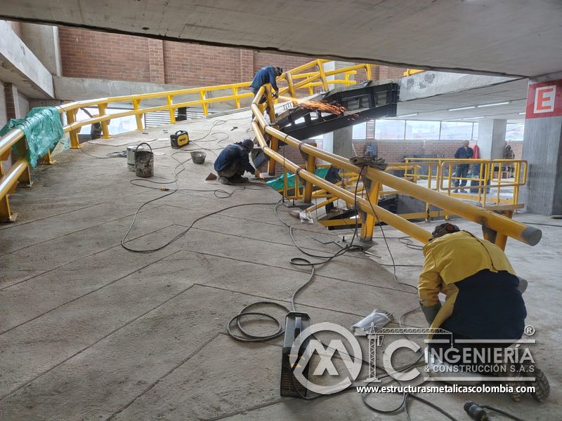 Rampas vehiculares terminadas con pasamanos y seguridad parqueadero en Bogotá, Colombia. Montajes, Ingeniería y Construcción MIC SAS.
