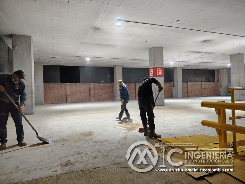 Rampas vehiculares terminadas con pasamanos y seguridad seguridad en Bogotá, Colombia. Montajes, Ingeniería y Construcción MIC SAS.