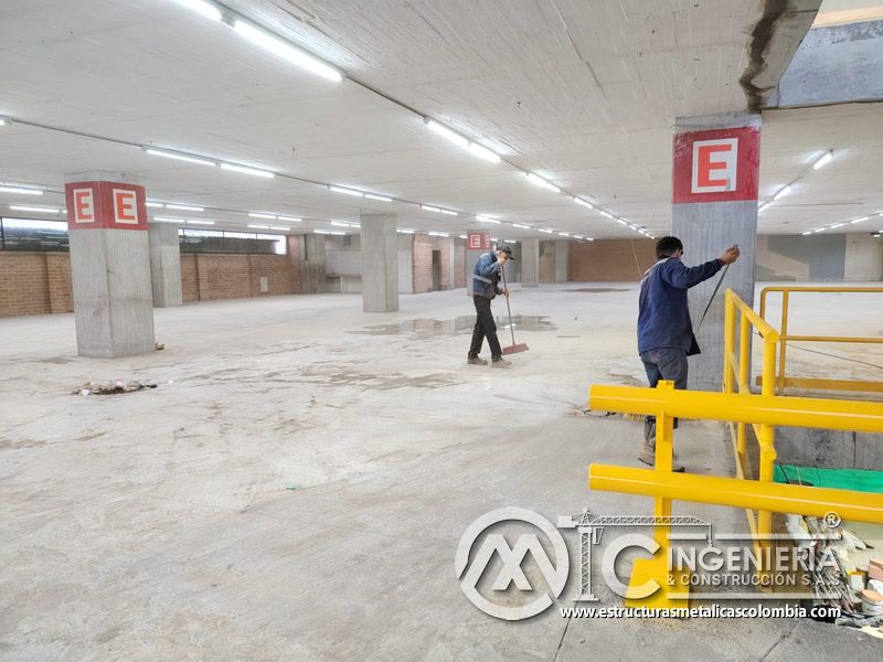 Rampas vehiculares terminadas con pasamanos y seguridad seguridad en Bogotá, Colombia. Montajes, Ingeniería y Construcción MIC SAS.