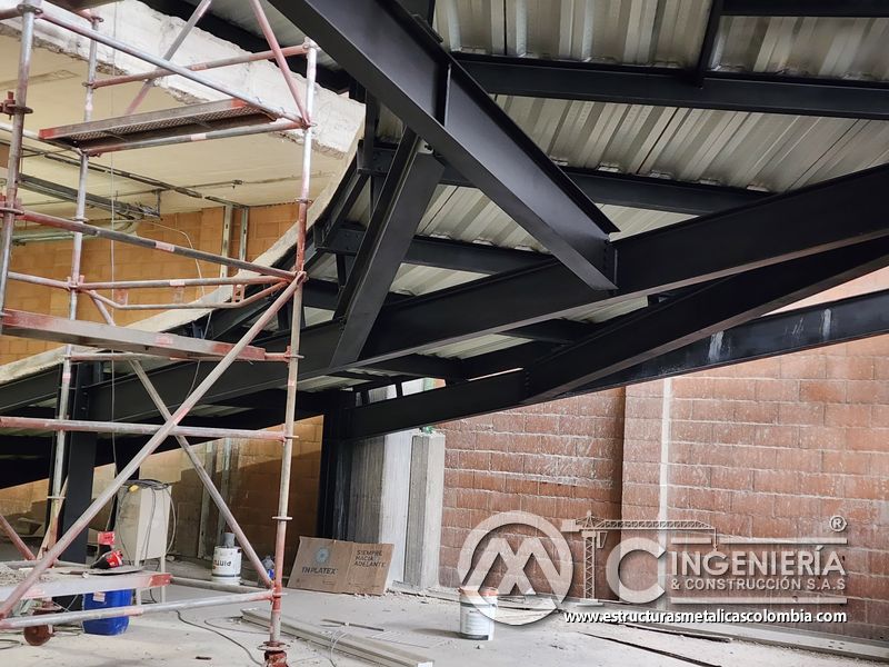 Soldadura y pintura de barandas para rampas vehiculares acceso edificio en Bogotá, Colombia. Montajes, Ingeniería y Construcción MIC SAS.