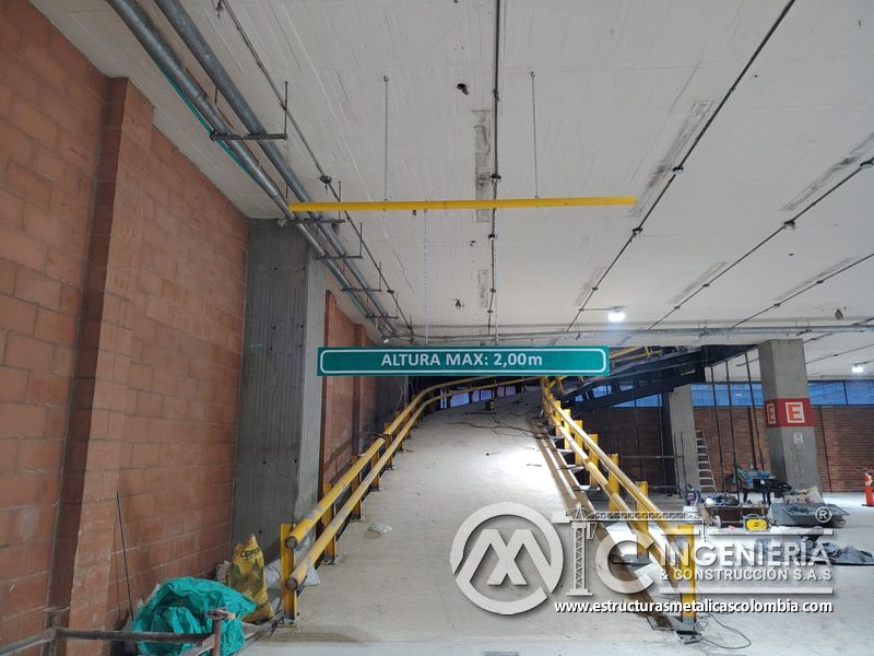 Soldadura y pintura de barandas para rampas vehiculares acceso edificio en Bogotá, Colombia. Montajes, Ingeniería y Construcción MIC SAS.
