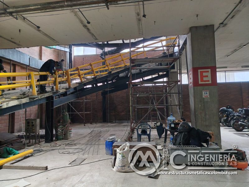Soldadura y pintura de barandas para rampas vehiculares acceso edificio en Bogotá, Colombia. Montajes, Ingeniería y Construcción MIC SAS.