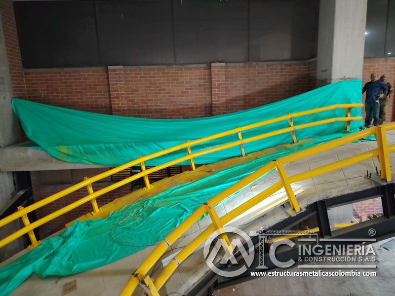 Soldadura y pintura de barandas para rampas vehiculares comercial en Bogotá, Colombia. Montajes, Ingeniería y Construcción MIC SAS.