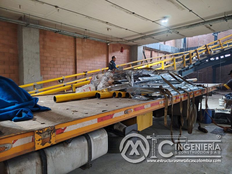 Soldadura y pintura de barandas para rampas vehiculares comercial en Bogotá, Colombia. Montajes, Ingeniería y Construcción MIC SAS.