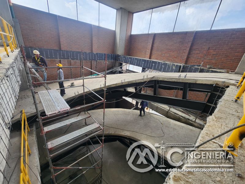Soldadura y pintura de barandas para rampas vehiculares concreto acceso en Bogotá, Colombia. Montajes, Ingeniería y Construcción MIC SAS.