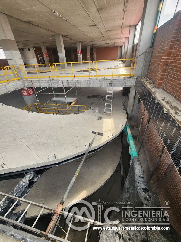 Soldadura y pintura de barandas para rampas vehiculares parqueadero en Bogotá, Colombia. Montajes, Ingeniería y Construcción MIC SAS.