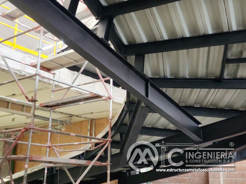 Soldadura y pintura de barandas para rampas vehiculares seguridad en Bogotá, Colombia. Montajes, Ingeniería y Construcción MIC SAS.