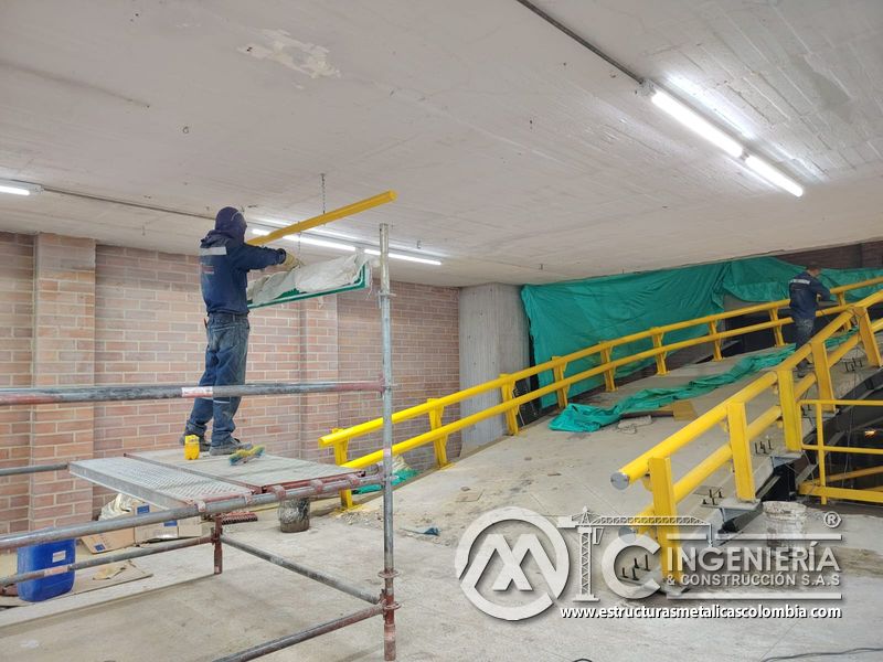 Soldadura y pintura de barandas para rampas vehiculares seguridad en Bogotá, Colombia. Montajes, Ingeniería y Construcción MIC SAS.