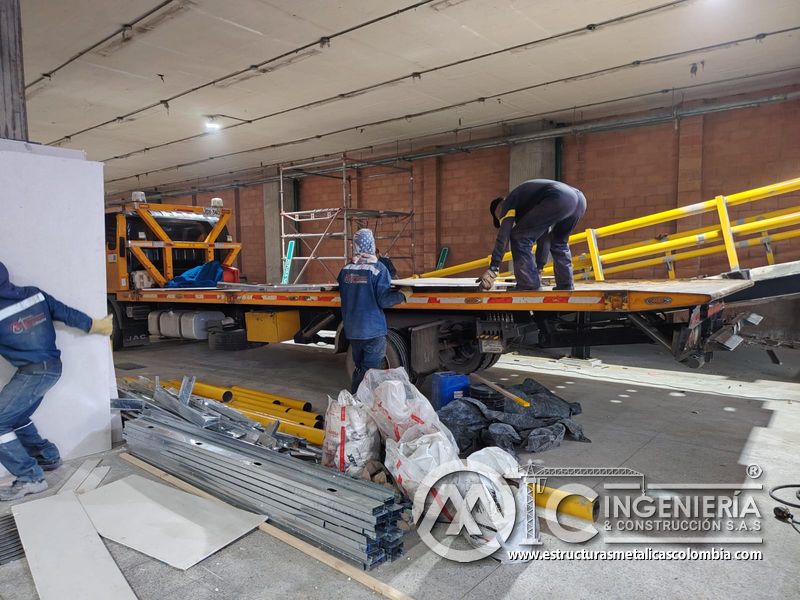 Soldadura y pintura de barandas para rampas vehiculares seguridad en Bogotá, Colombia. Montajes, Ingeniería y Construcción MIC SAS.
