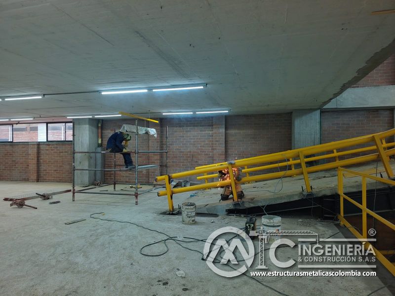 Acabados finales de rampas vehiculares con barandas metálicas concreto en Bogotá, Colombia. Montajes, Ingeniería y Construcción MIC SAS.