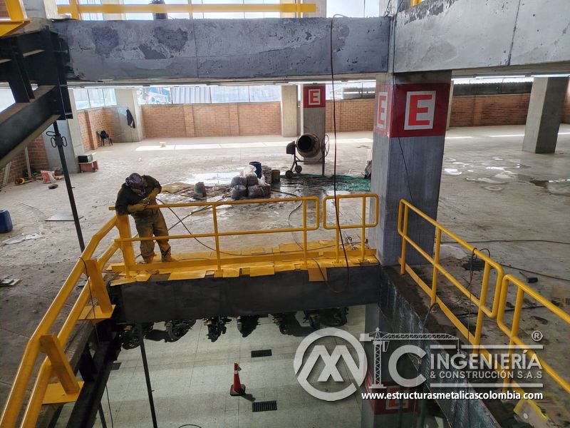 Acabados finales de rampas vehiculares con barandas metálicas concreto en Bogotá, Colombia. Montajes, Ingeniería y Construcción MIC SAS.