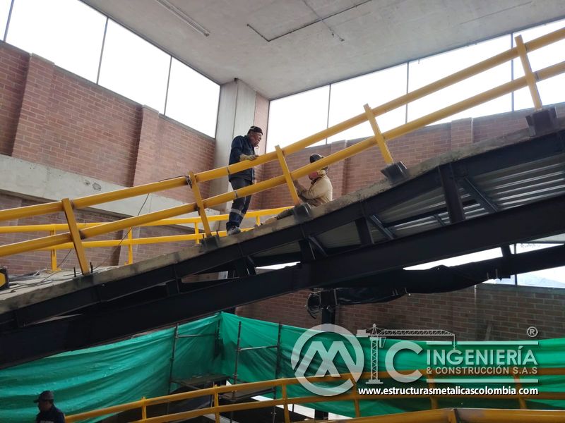 Acabados finales de rampas vehiculares con barandas metálicas edificio en Bogotá, Colombia. Montajes, Ingeniería y Construcción MIC SAS.