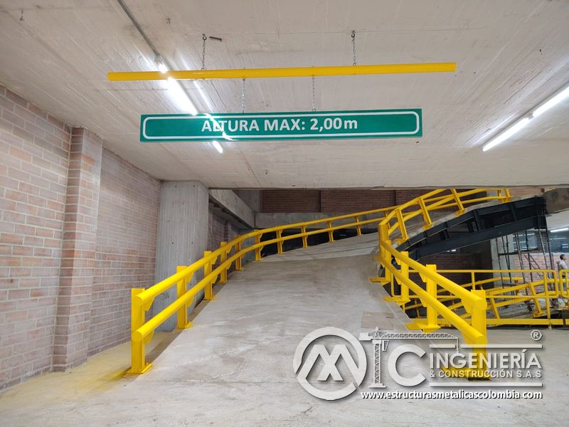 Acabados finales de rampas vehiculares con barandas metálicas edificio en Bogotá, Colombia. Montajes, Ingeniería y Construcción MIC SAS.