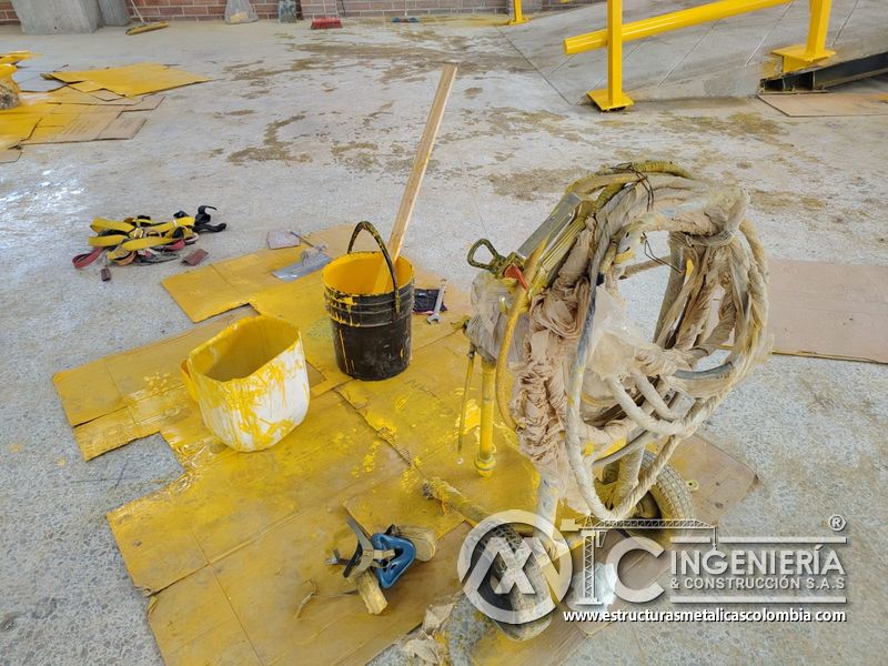 Acabados finales de rampas vehiculares con barandas metálicas edificio en Bogotá, Colombia. Montajes, Ingeniería y Construcción MIC SAS.