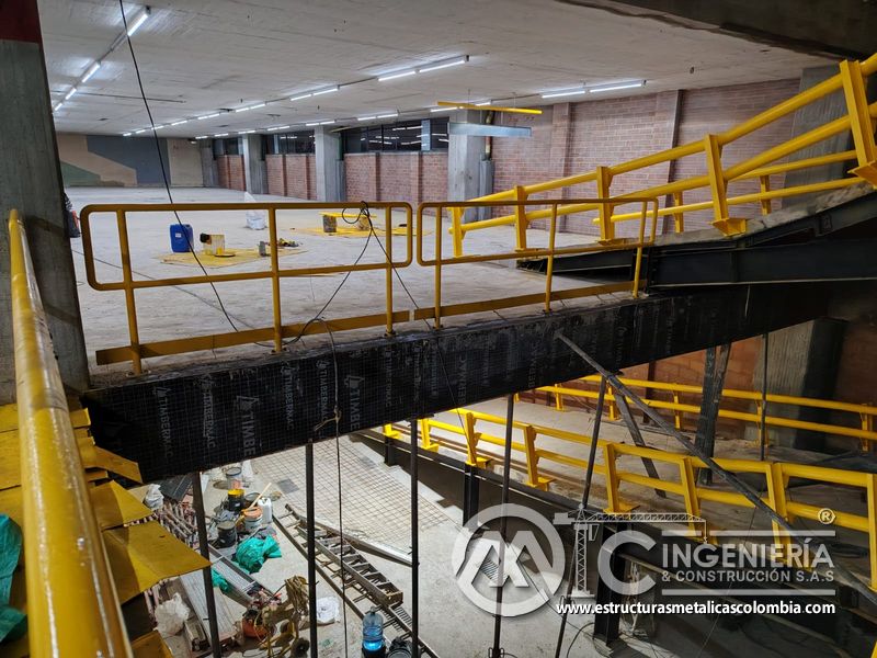 Acabados finales de rampas vehiculares con barandas metálicas metálica en Bogotá, Colombia. Montajes, Ingeniería y Construcción MIC SAS.