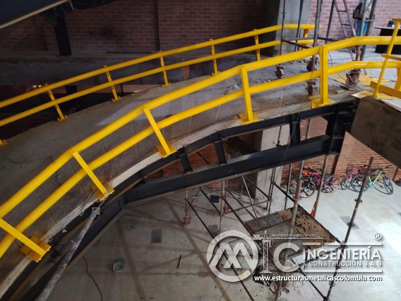 Acabados finales de rampas vehiculares con barandas metálicas vehicular en Bogotá, Colombia. Montajes, Ingeniería y Construcción MIC SAS.