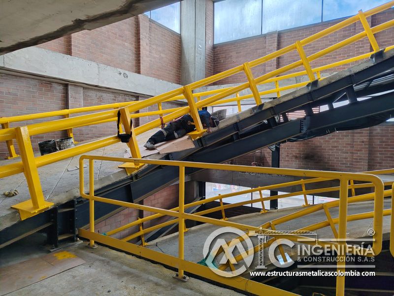 Entrega de rampas vehiculares con barandas de seguridad acceso edificio en Bogotá, Colombia. Montajes, Ingeniería y Construcción MIC SAS.