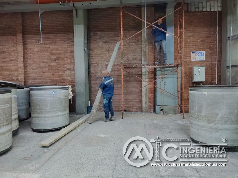 Entrega de rampas vehiculares con barandas de seguridad acceso edificio en Bogotá, Colombia. Montajes, Ingeniería y Construcción MIC SAS.