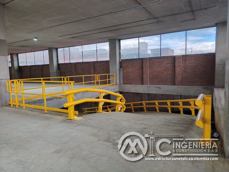 Entrega de rampas vehiculares con barandas de seguridad acceso edificio en Bogotá, Colombia. Montajes, Ingeniería y Construcción MIC SAS.