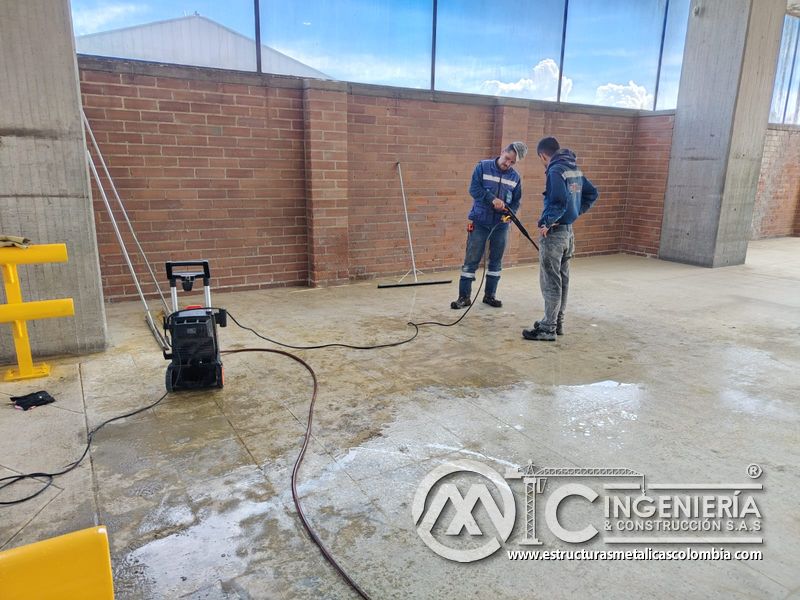 Entrega de rampas vehiculares con barandas de seguridad comercial en Bogotá, Colombia. Montajes, Ingeniería y Construcción MIC SAS.