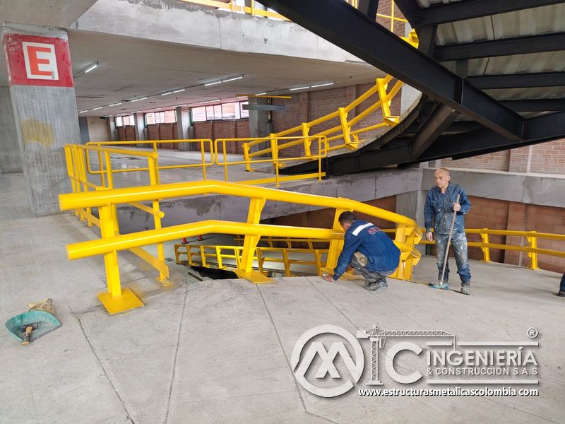 Entrega de rampas vehiculares con barandas de seguridad comercial en Bogotá, Colombia. Montajes, Ingeniería y Construcción MIC SAS.