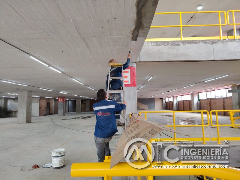 Entrega de rampas vehiculares con barandas de seguridad comercial en Bogotá, Colombia. Montajes, Ingeniería y Construcción MIC SAS.