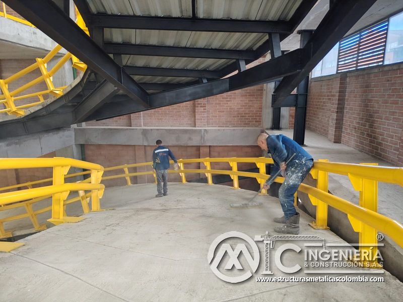 Entrega de rampas vehiculares con barandas de seguridad concreto acceso en Bogotá, Colombia. Montajes, Ingeniería y Construcción MIC SAS.
