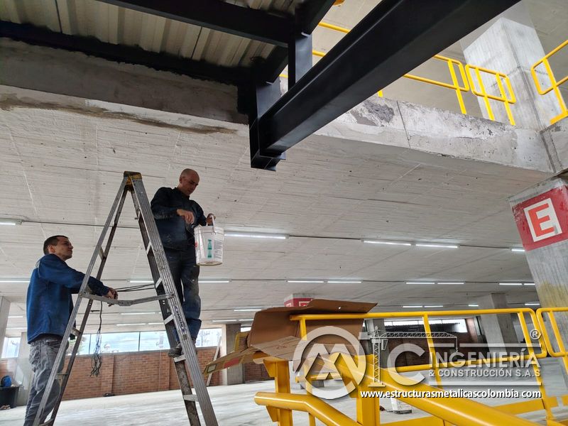 Entrega de rampas vehiculares con barandas de seguridad concreto acceso en Bogotá, Colombia. Montajes, Ingeniería y Construcción MIC SAS.