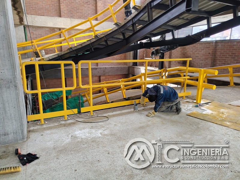 Entrega de rampas vehiculares con barandas de seguridad parqueadero en Bogotá, Colombia. Montajes, Ingeniería y Construcción MIC SAS.