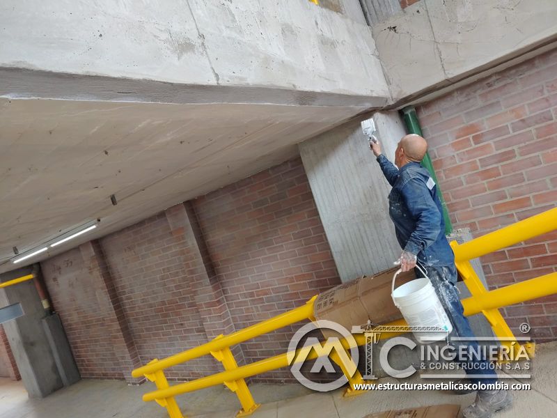Entrega de rampas vehiculares con barandas de seguridad parqueadero en Bogotá, Colombia. Montajes, Ingeniería y Construcción MIC SAS.