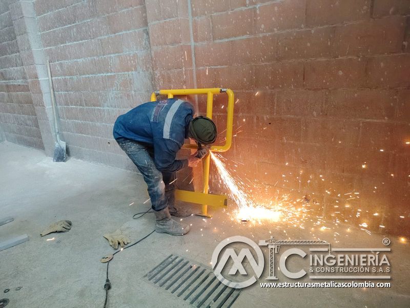 Entrega de rampas vehiculares con barandas de seguridad seguridad en Bogotá, Colombia. Montajes, Ingeniería y Construcción MIC SAS.