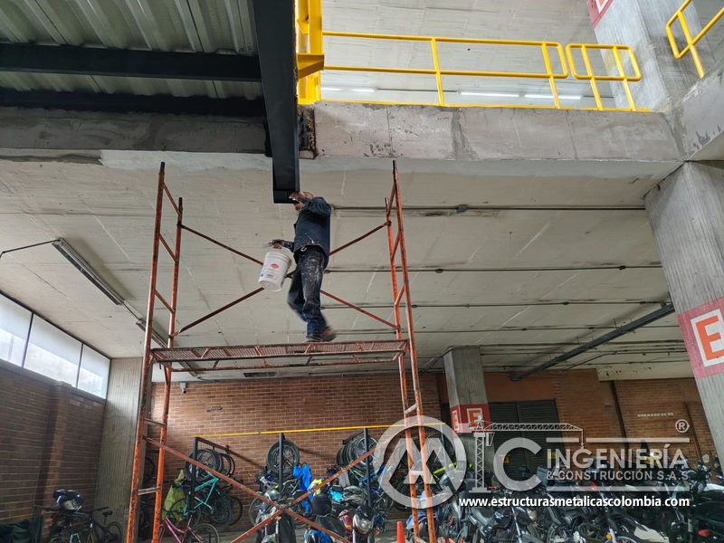 Entrega de rampas vehiculares con barandas de seguridad seguridad en Bogotá, Colombia. Montajes, Ingeniería y Construcción MIC SAS.