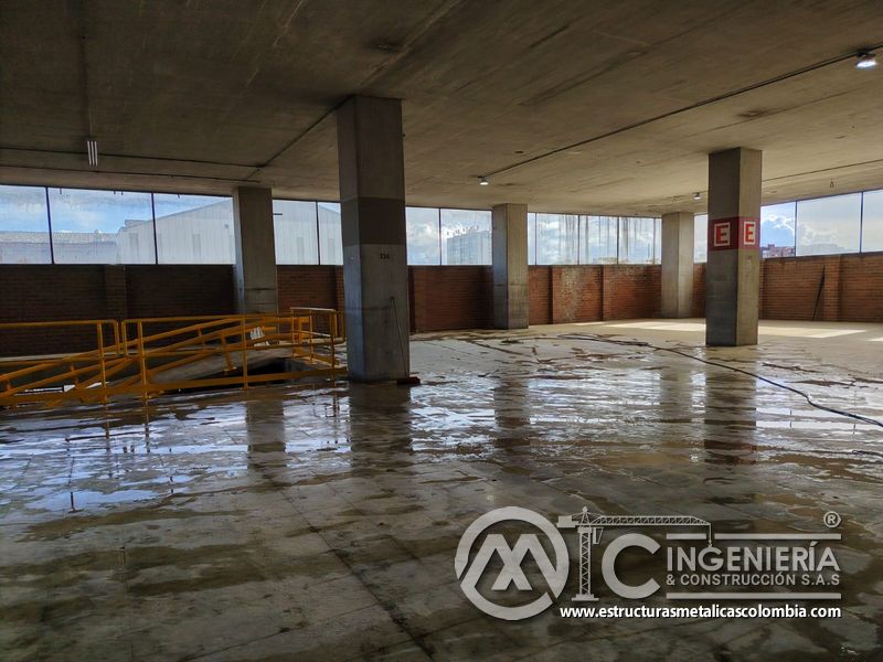 Entrega de rampas vehiculares con barandas de seguridad seguridad en Bogotá, Colombia. Montajes, Ingeniería y Construcción MIC SAS.