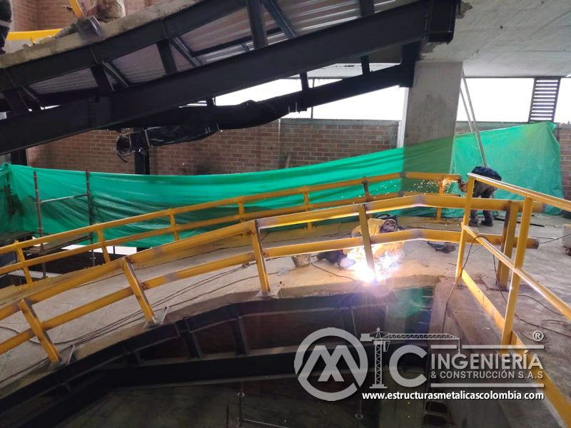 Limpieza y retoques finales en rampas de parqueadero edificio seguridad en Bogotá, Colombia. Montajes, Ingeniería y Construcción MIC SAS.