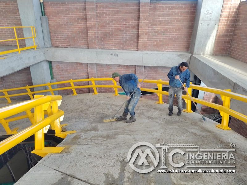 Limpieza y retoques finales en rampas de parqueadero edificio seguridad en Bogotá, Colombia. Montajes, Ingeniería y Construcción MIC SAS.