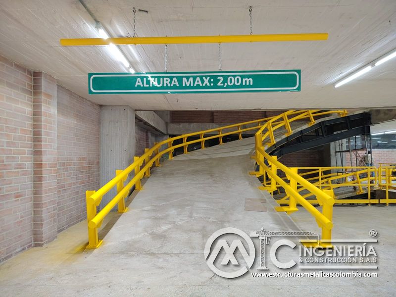 Limpieza y retoques finales en rampas de parqueadero estructura acceso en Bogotá, Colombia. Montajes, Ingeniería y Construcción MIC SAS.