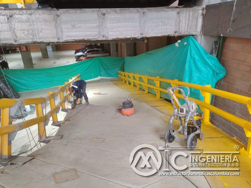 Limpieza y retoques finales en rampas de parqueadero metálica acceso en Bogotá, Colombia. Montajes, Ingeniería y Construcción MIC SAS.